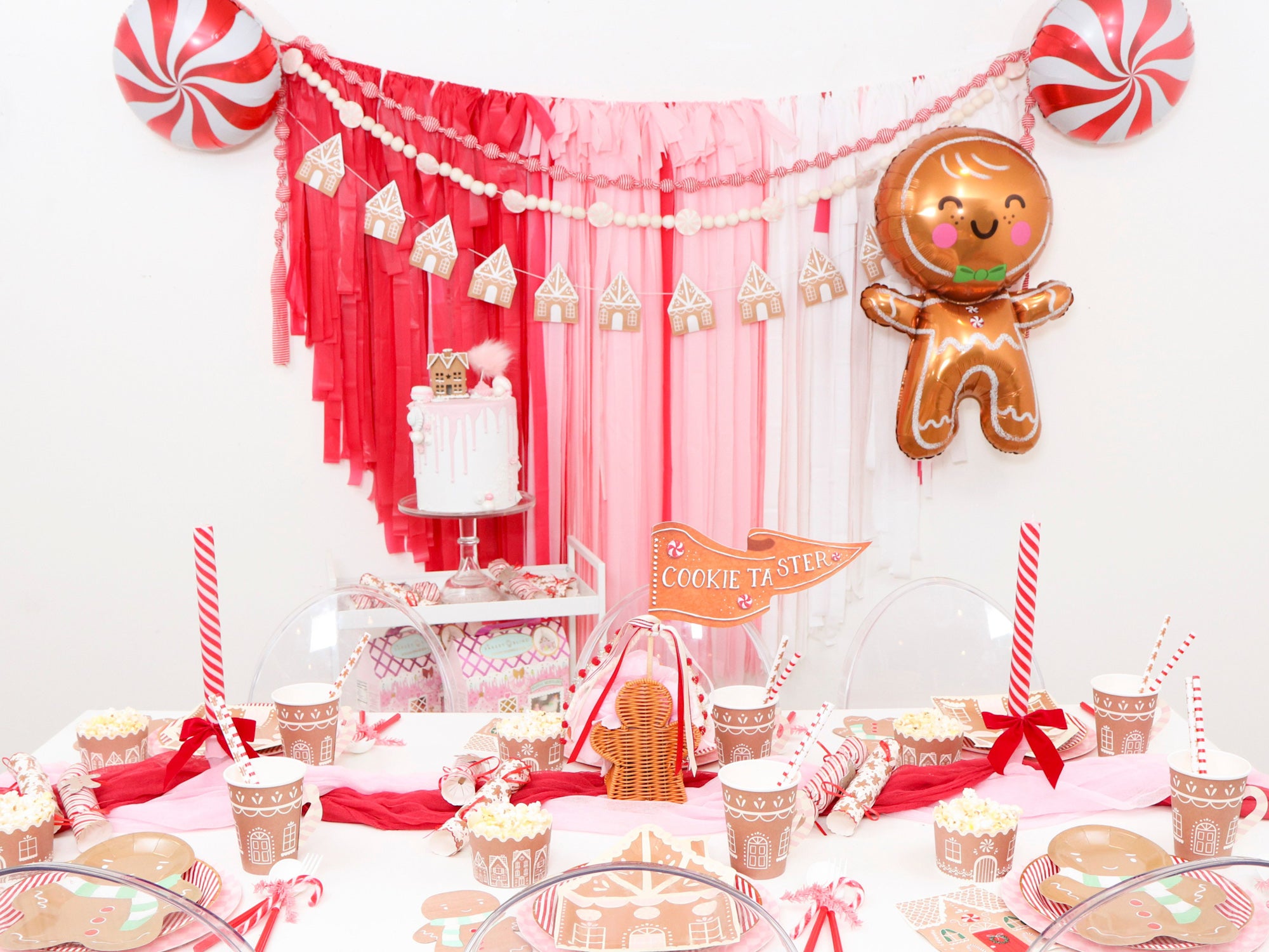 How to Host a Sweet Gingerbread House Decorating Party | The Party Darling
