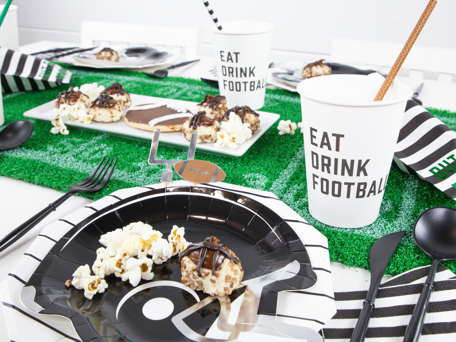 How to Host a Touchdown Worthy Tailgate | The Party DarlingHow to Host a Touchdown Worthy Tailgate | The Party Darling