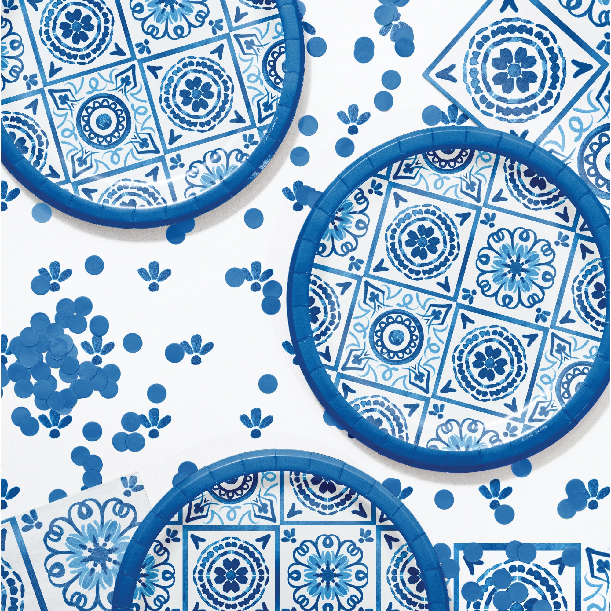 Round blue chinoiserie style paper plate