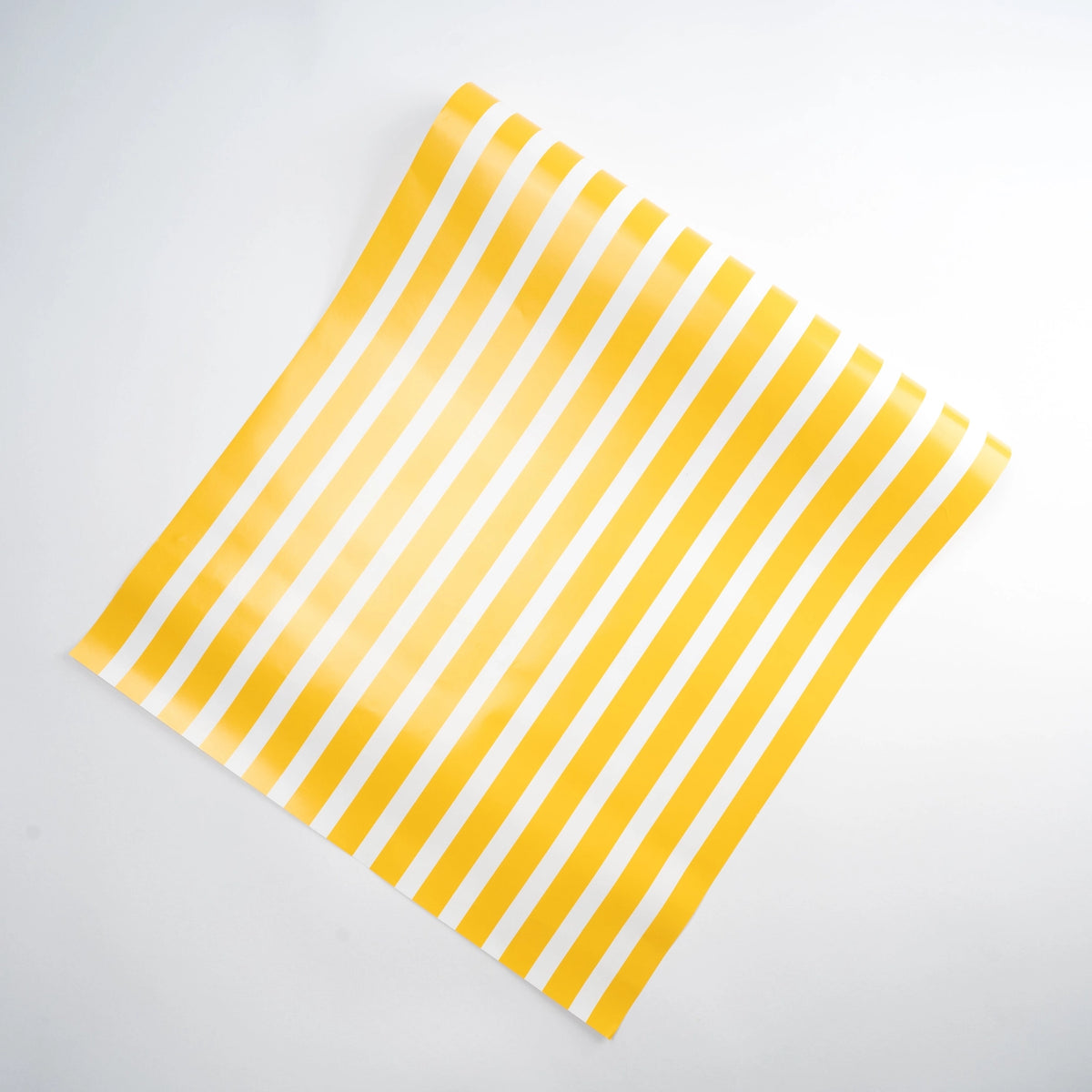 Recyclable yellow and white table runner for party tables