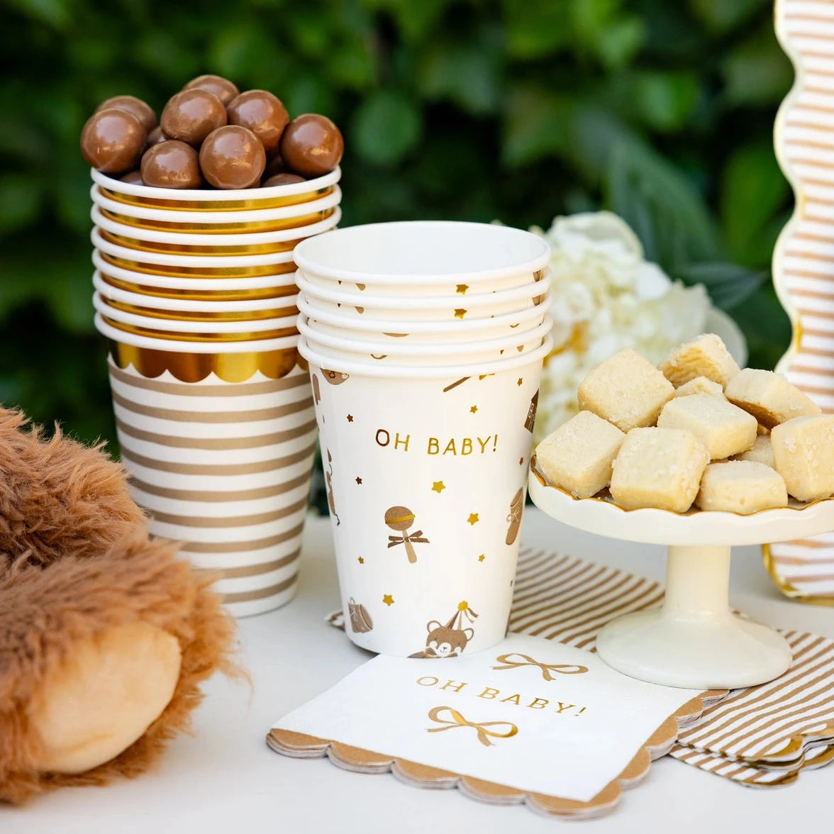 Bear baby shower-themed cups and napkins.