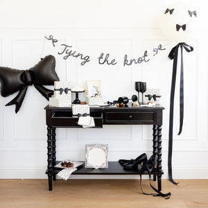 Rectangular napkin with bold black scalloped edge