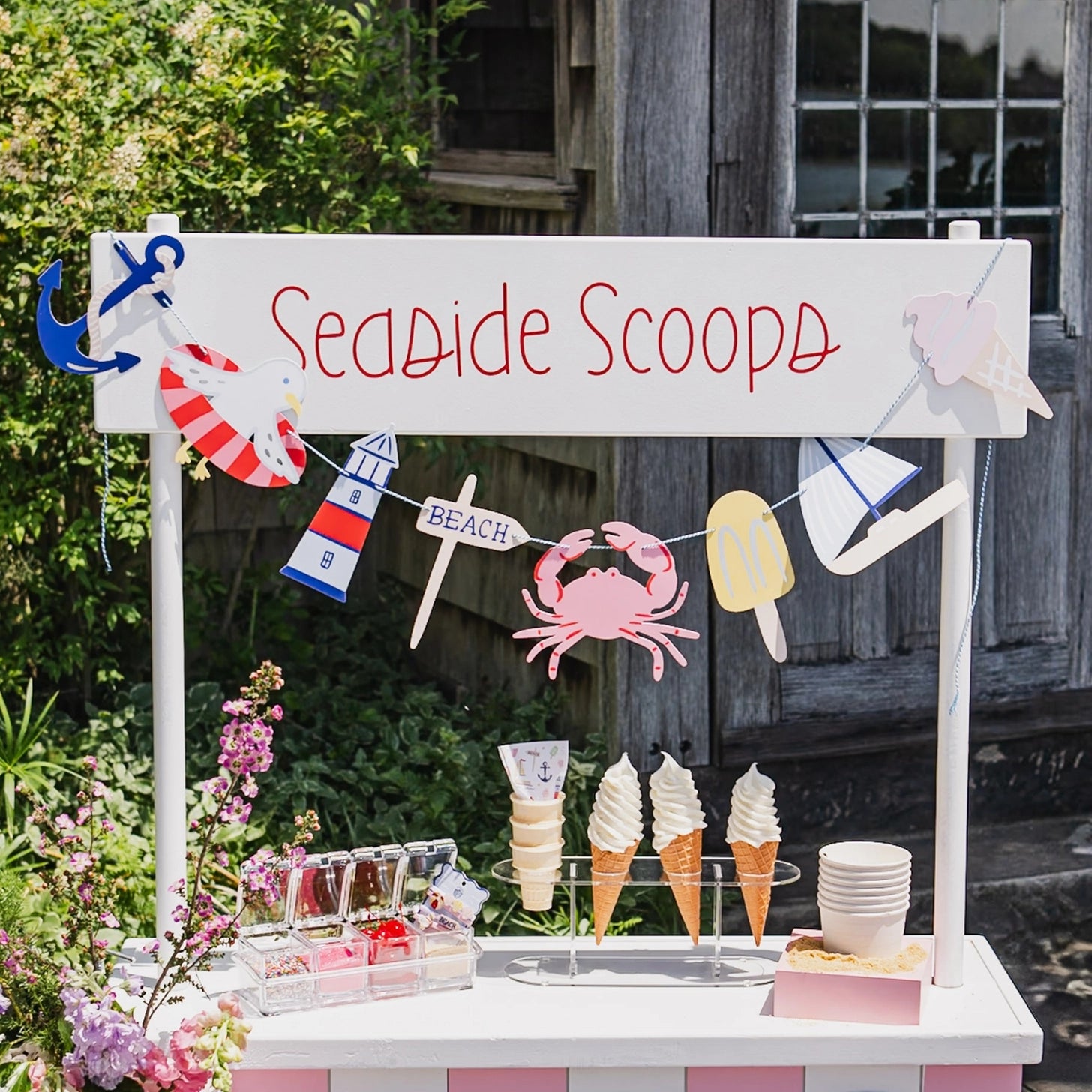 Paper banner featuring anchors, sailboats, crabs, and lighthouses