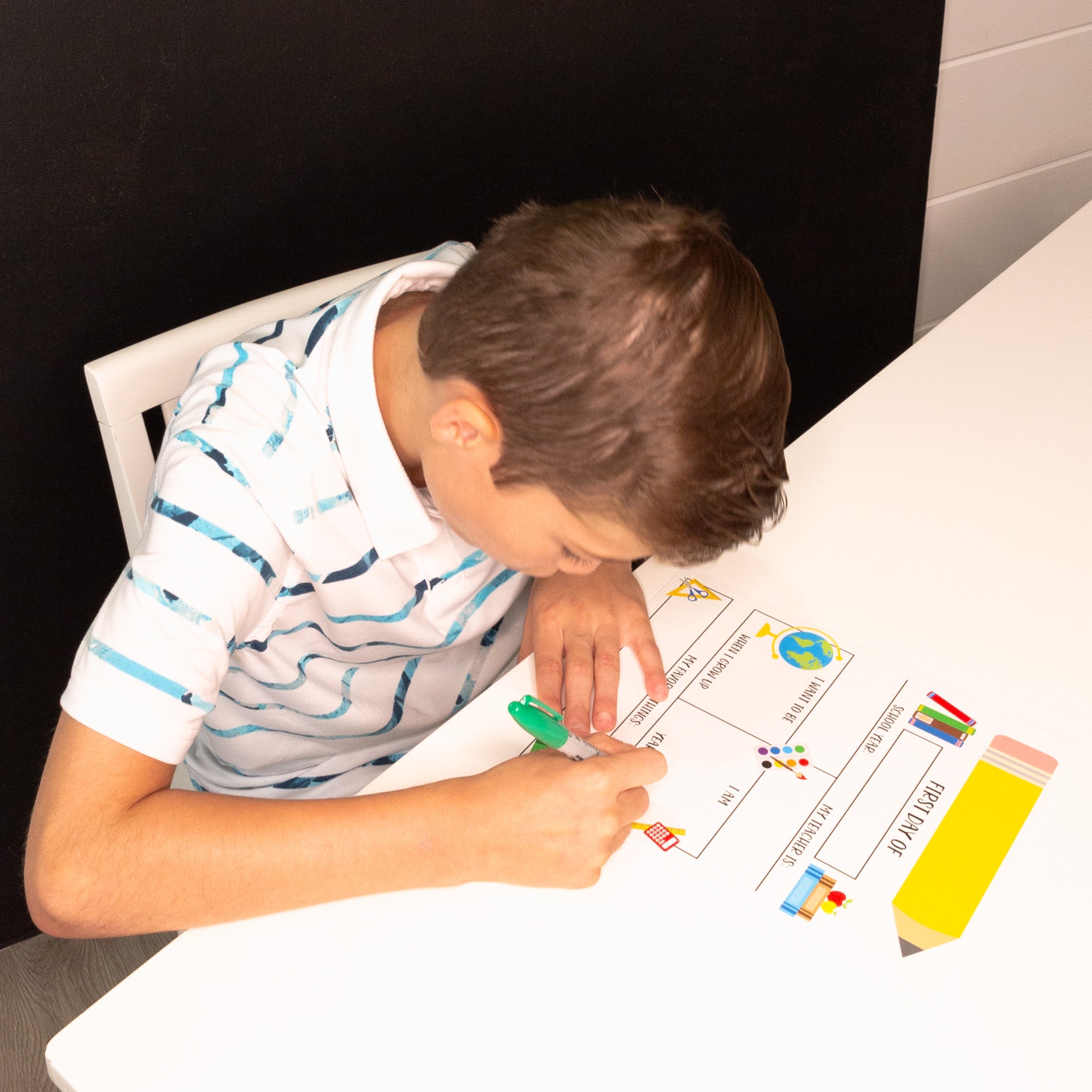 child filling out back to school sign