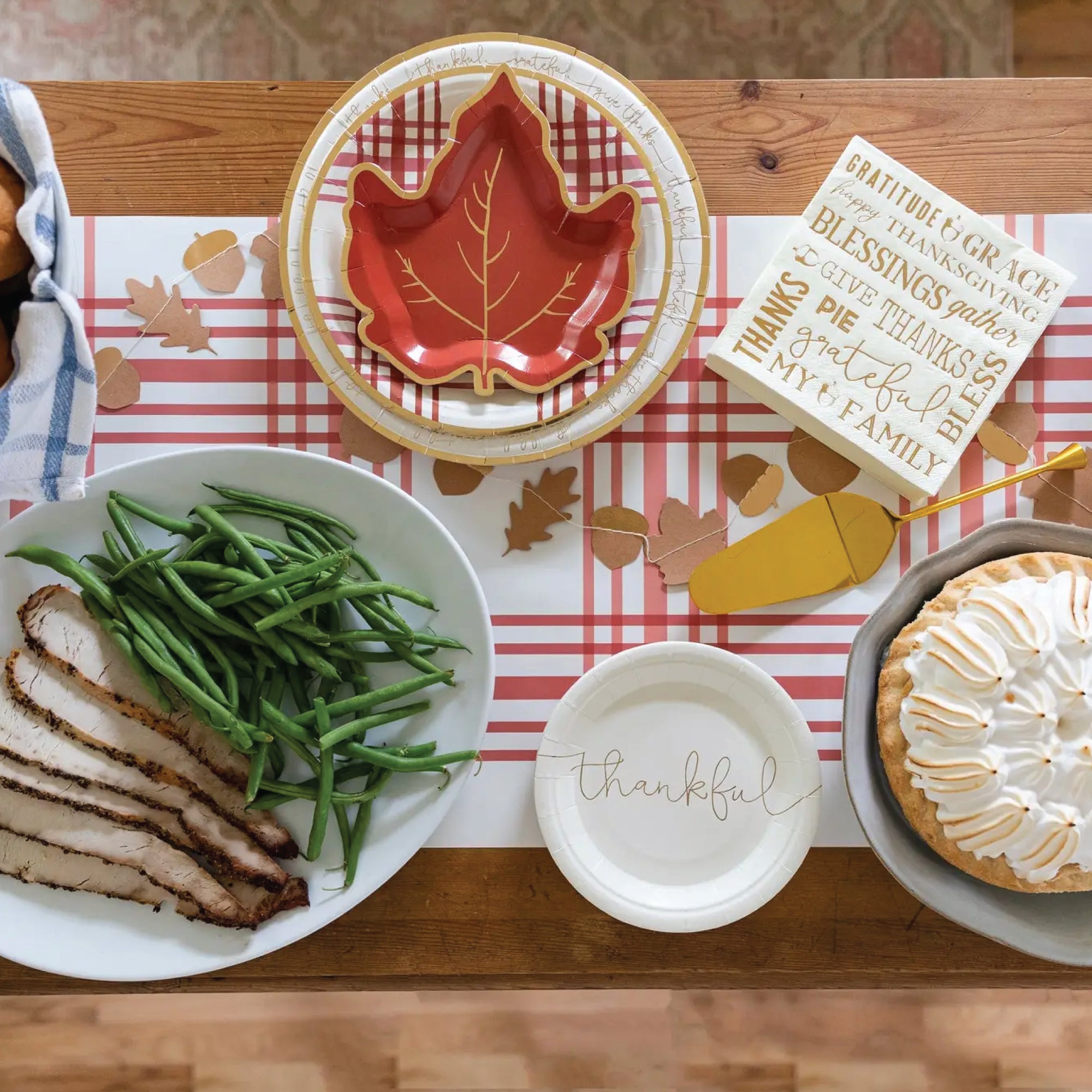 Round paper charger plate with thankful and grateful words around the rim