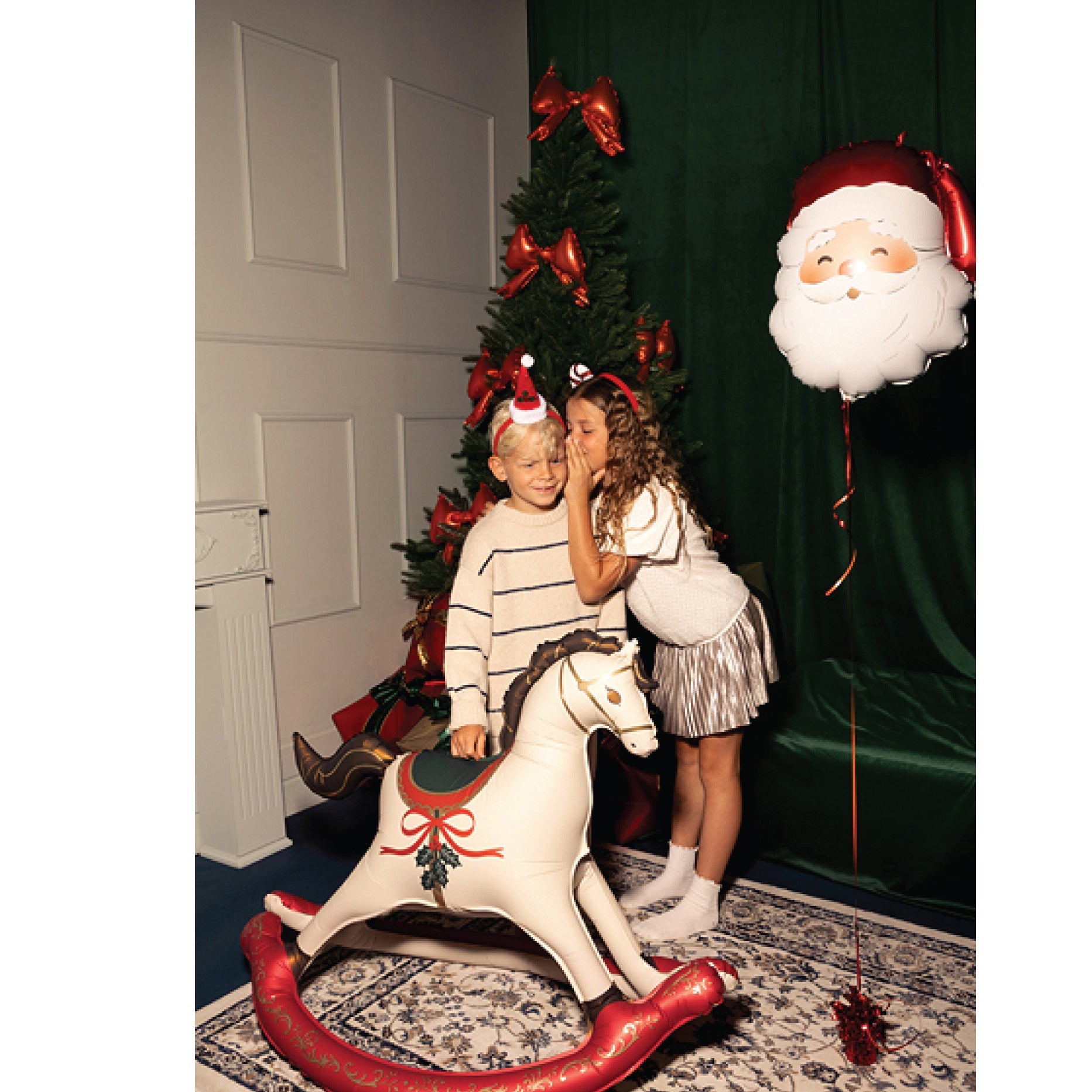 Smiling Santa face balloon with white beard and rosy cheeks
