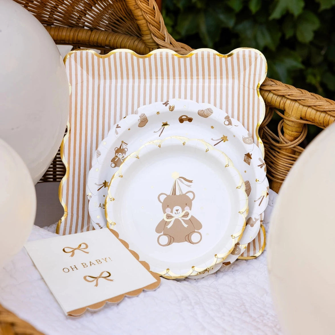 Decorative plates with teddy bear design and &#39;Oh Baby!&#39; napkins