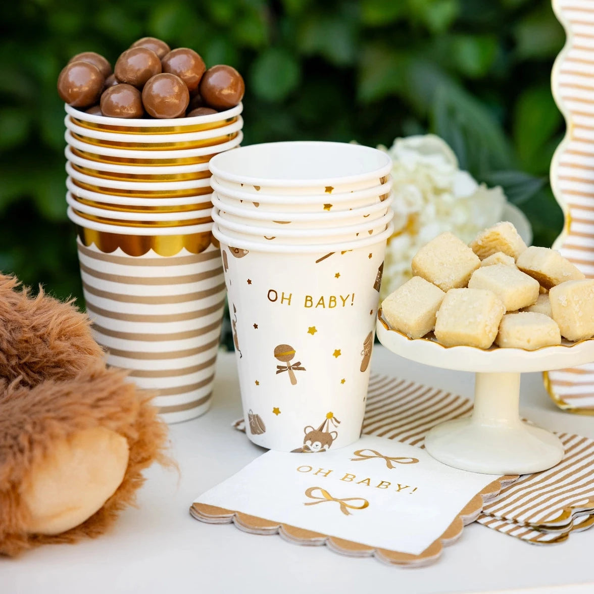 Bear baby shower-themed cups and napkins.