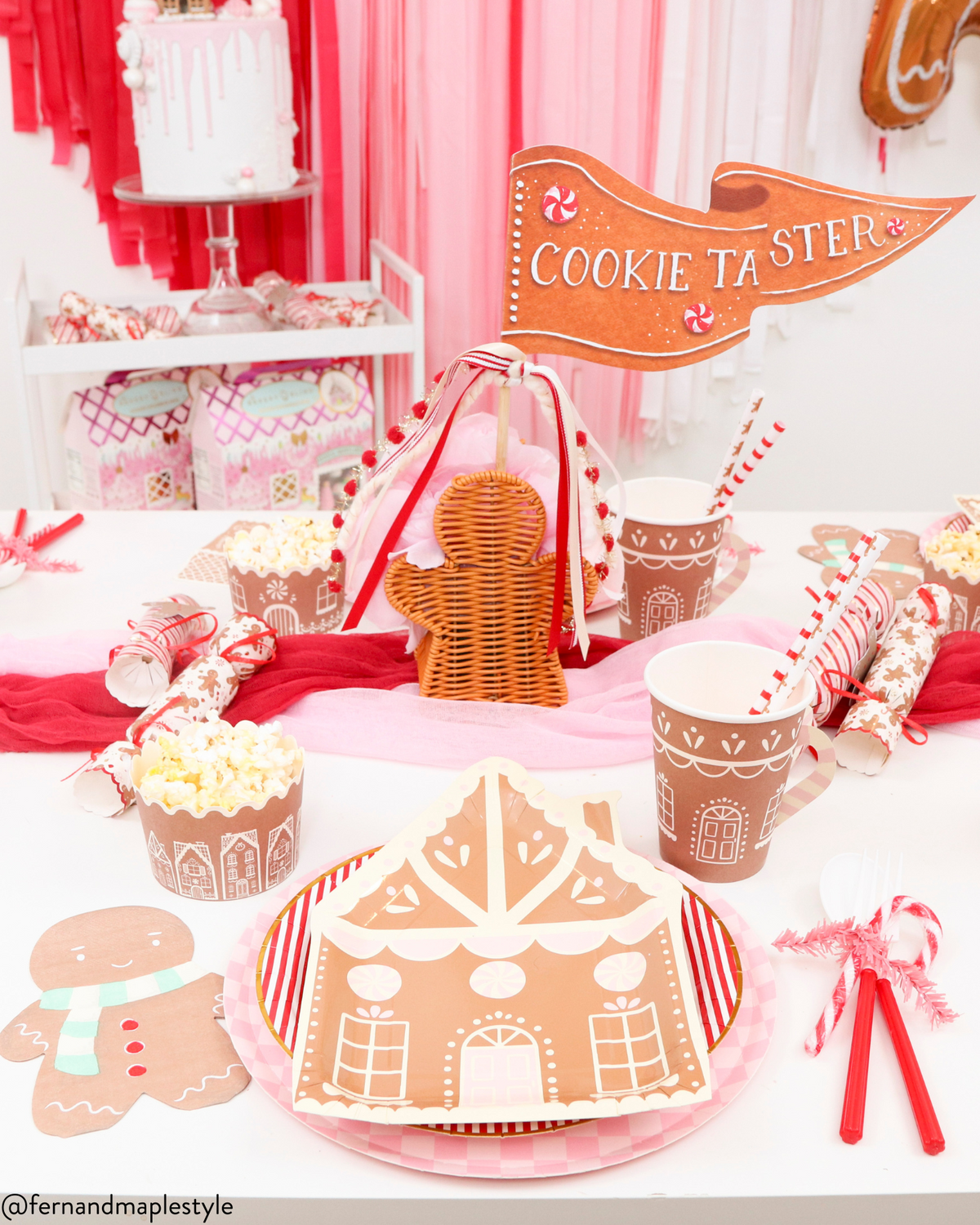 Gingerbread Party Christmas Cups with Lids and Straws (12 Count)
