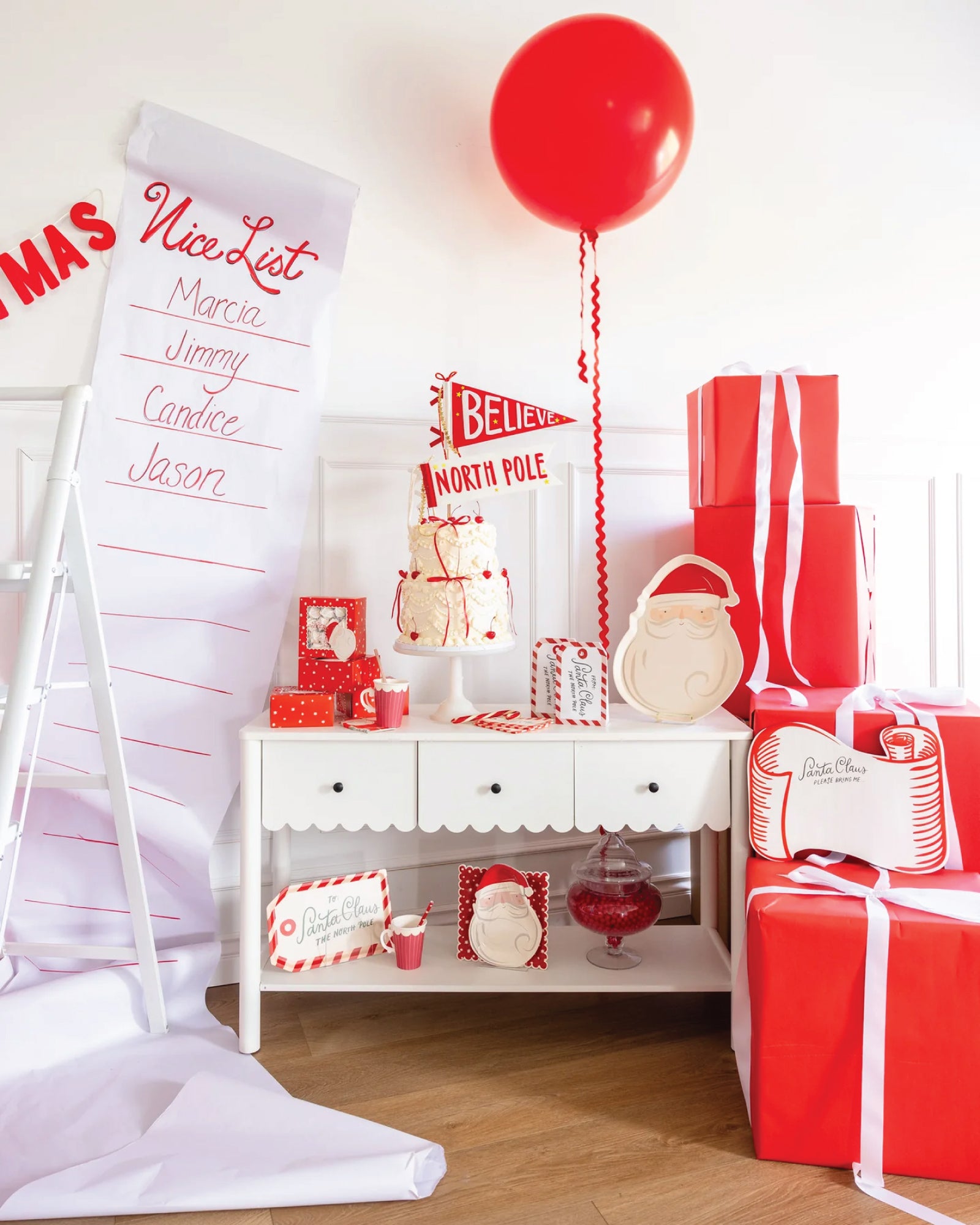 Red & White Stars Scalloped Lunch Plates 8ct | The Party Darling