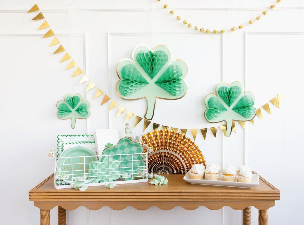 Shamrock St. Patrick&#39;s Day Party Decor