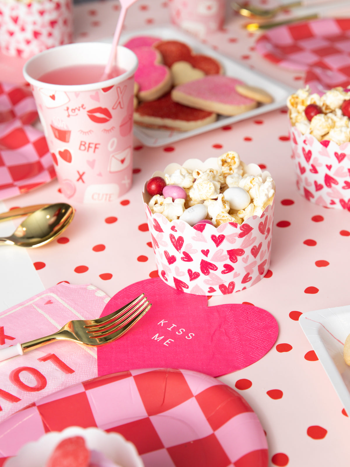Valentine&#39;s Day Party Table Decor