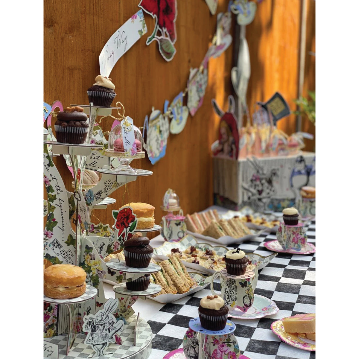 Alice in Wonderland Party Decorations Kit | Alice in Wonderland Party  Supplies | Serves 16 Guests | With Tablecloth, Dinner and Cake Paper  Plates